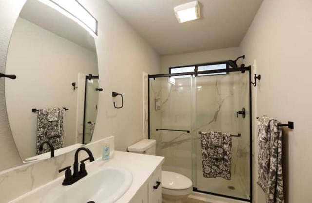 Retreat 5 bed, 4 room 3.8 mi. from Redding Airport