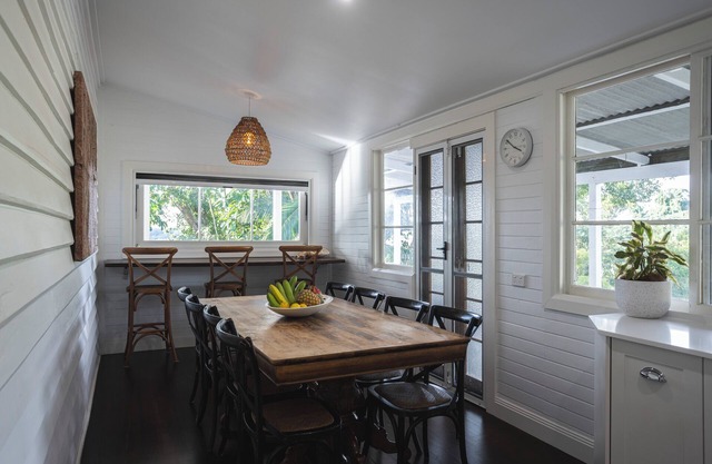 Retreat in a stunning cottage, minutes from beaches and Gold Coast Airport.