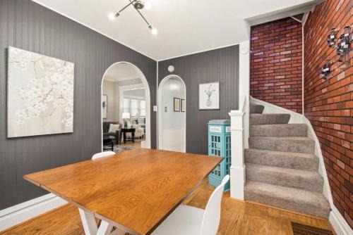 Retreat on Rouse Cozy 2BD Bursting with Color