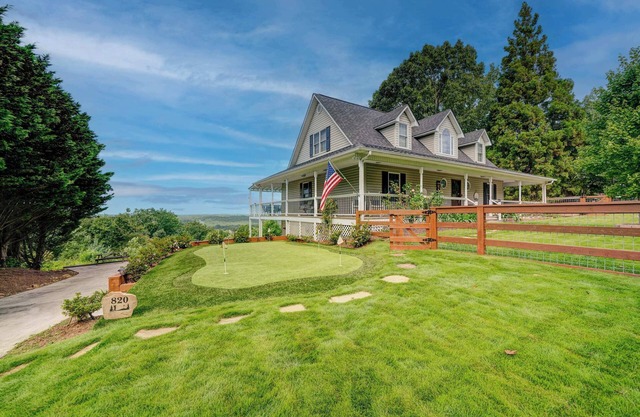 Retreat to Ellijay with stunning sunset views!