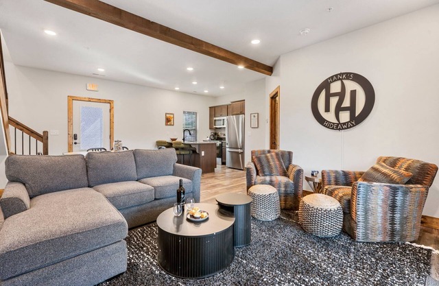 Retreat w Arcade-Pvt Hot Tub-Free Tickets-Community In&Outdoor Pool-Near Thunder Ridge