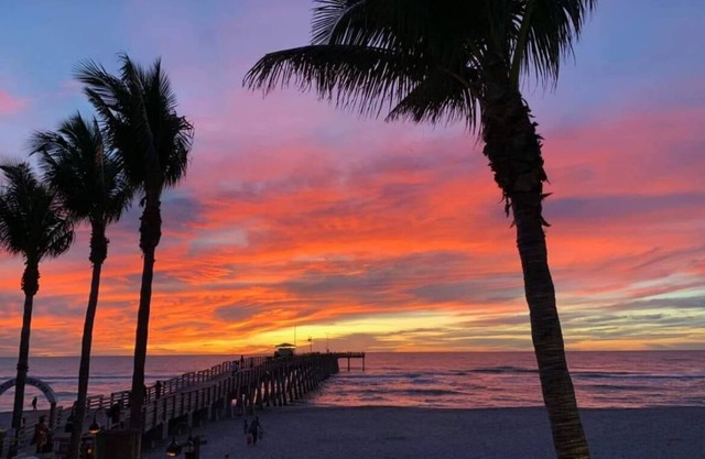 Retreat with Screened Heated Pool Overlooking the Golf Course 3BR/2BA