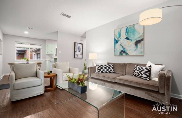 Retro Chic - Old Austin Charm W/Updated Features!