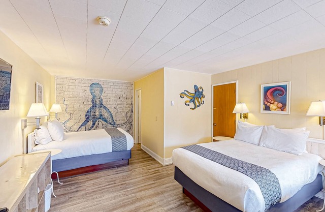 Retro getaway near beach with fast WiFI - walk to downtown shops & eateries