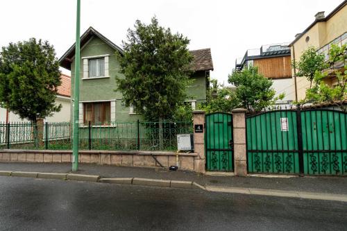 Retro Green Cottage with a Barkyard - Pet Friendly