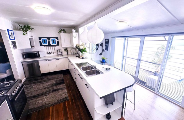 Retro Hidden Gem with Deck & BBQ, 10 mins To Wineries