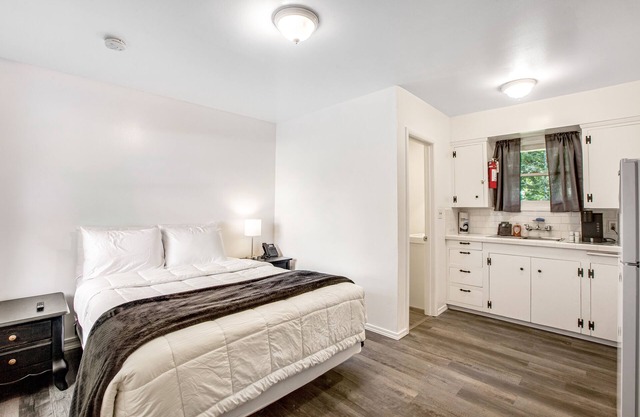 Retro motel suite near the bayshore with firepit & WiFi