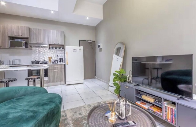 Retro Retreat | FREE Parking | Back Up Power | Cinema | Wifi