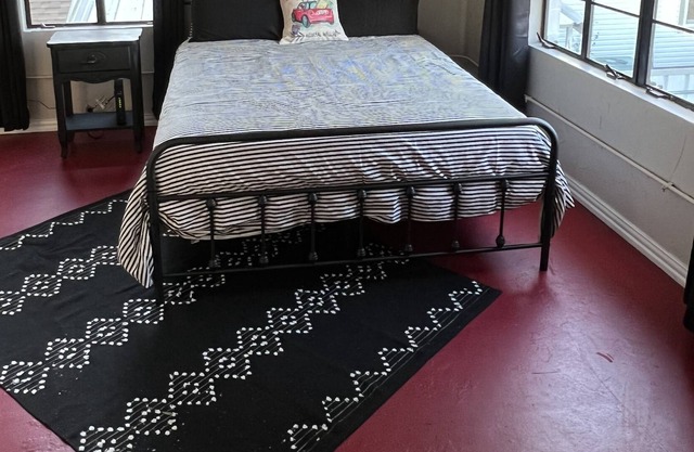 Retro Studio Apartment in the Heart of Downtown