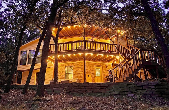 Retro Time Capsule - Walk to lake, Fire Pit, Pool Table, Arcade Games, Sleeps 8