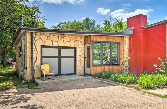 Retro Updated Blanco Abode - Steps to Main Street!