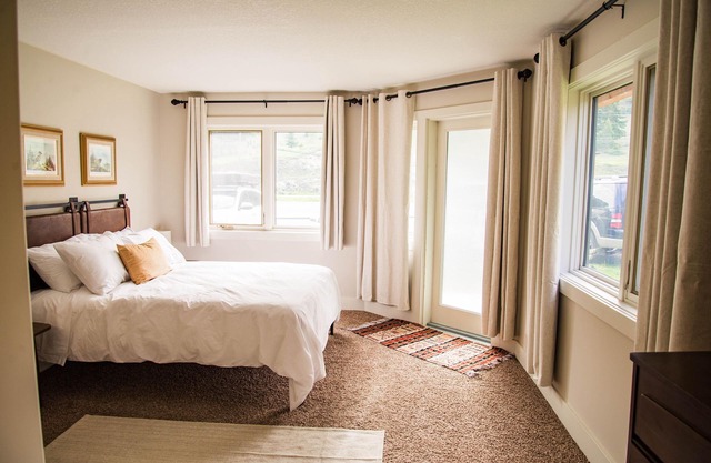 Rewind Radium | Groundfloor Getaway| 2 Patios | Jacuzzi Soaker Tub | Family Ftrs