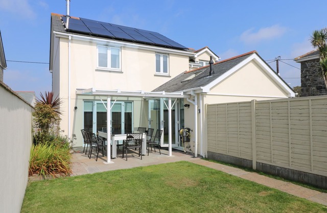 RIDGEBACK HOUSE, family friendly, with a garden in Helston