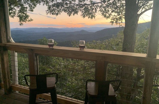 Ridgeline Retreat: Cozy Home with Amazing Mountain Views! Pet Friendly