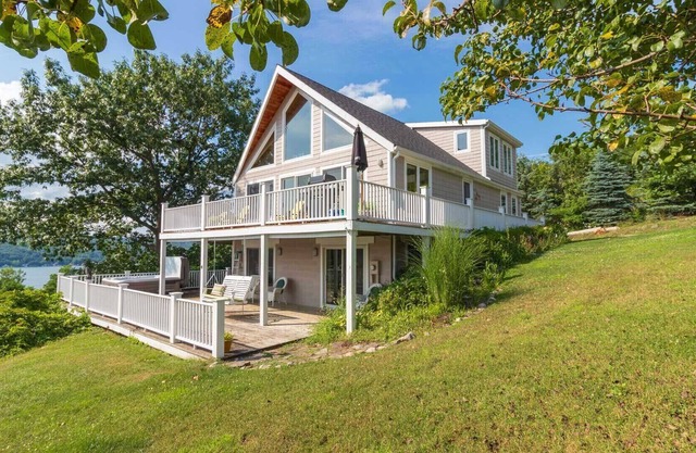 Riesling Retreat:"Fantastic Views of the Lake, Vineyards, and Hillsides"