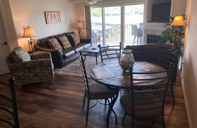 Right by THE CAVE & Ozark Amphitheater Lake View & Pool, 12x32 Boat Slip/Wifi