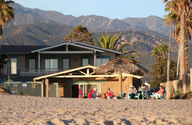 Right on the Sand, 4 Bedroom Beach House!