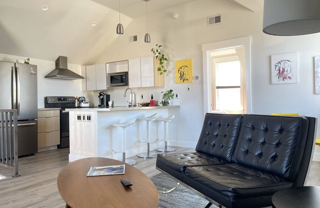 RiNo Does it Better - Modern Apartment - Sleeps 4, Free Parking
