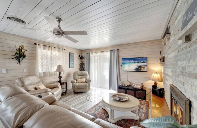 Ripple Inn: Coastal vacation home w/lagoon pool access 1/2 mile to beach ferry