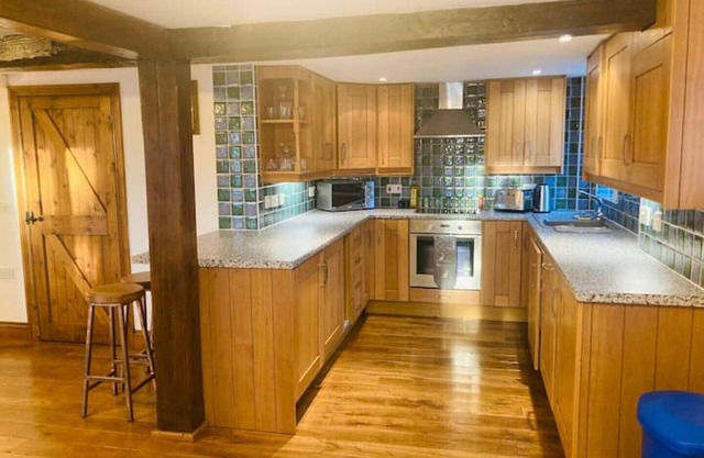River Avon Retreat - A Rustic New Forest Gem on The Riverbank