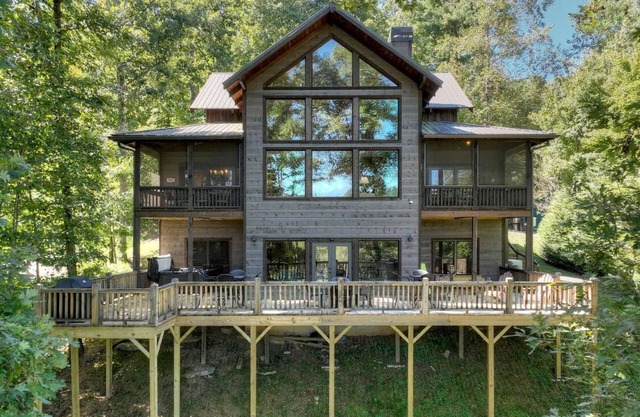 River Bend Lodge overlooking Coosawattee River