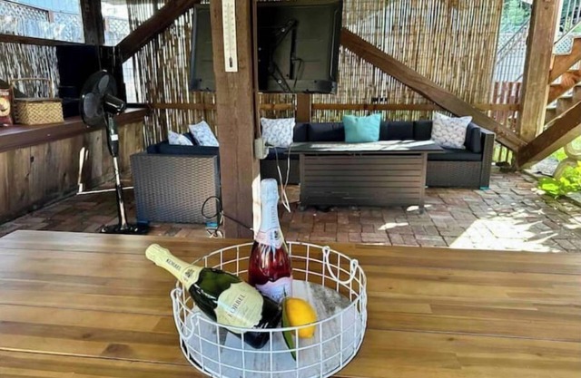 River Haven: Hot Tub, Outdoor Lounge, Walk to Beach