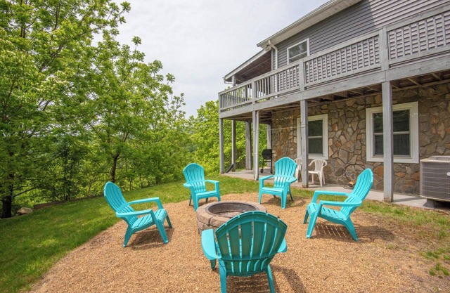 River Hills Vistas - Mountain Top Lodge w/Mountain Views - Hot Tub - River Access