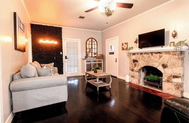 River house, king bed 2/1 big yard central NB.