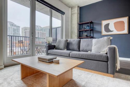 River North 1br w outdoor pool 1 block to L CHI-1035