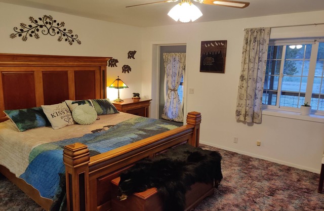 River Ranch Farmhouse, 2 miles from Quinn's Hot Springs!