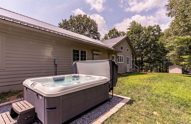 River Refuge - walk to river, hot tub, pet friendly!