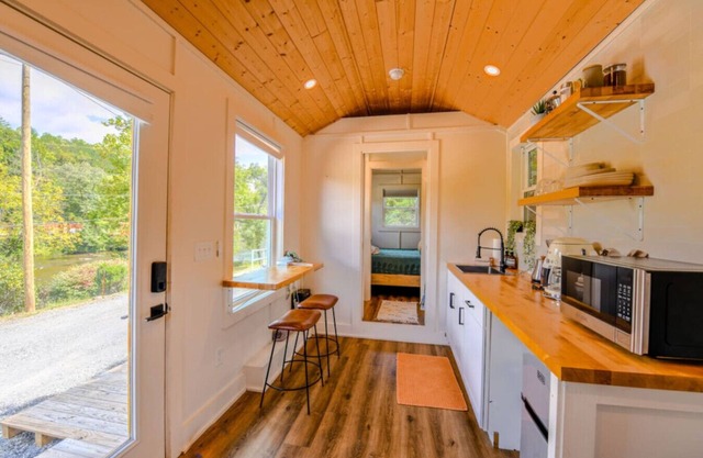 River Rest, Hiking, Fishing, Rafting, and 20 to Smoky Mountains!