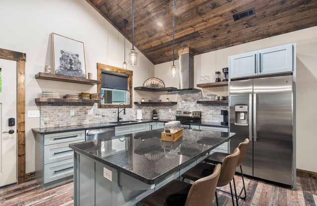 River Rock Retreat 🌲 NEW PROPERTY | Hot Tub | Fire Pit