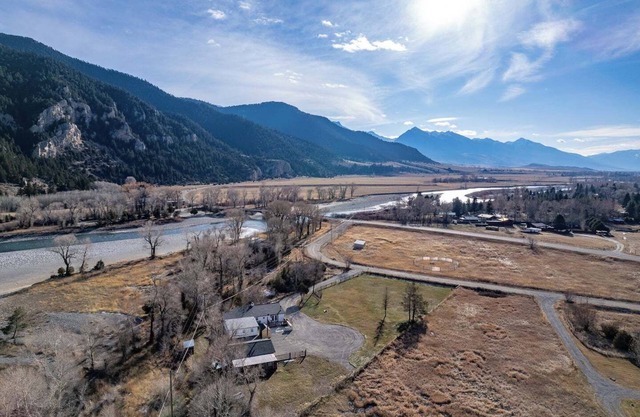 River Run Retreat: A Stylish Cottage on the Yellowstone