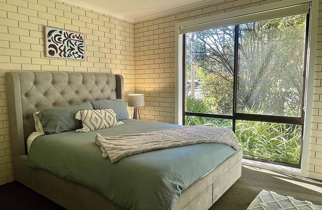 “Riverbank Retreat” Central unit on the river Rooms and spaces