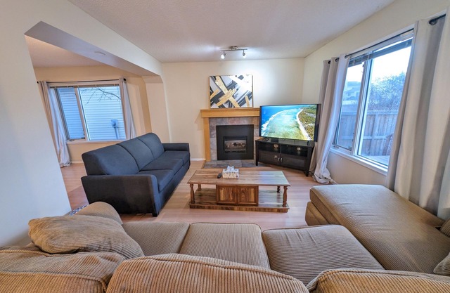 Riverbend Retreat: Spacious Haven