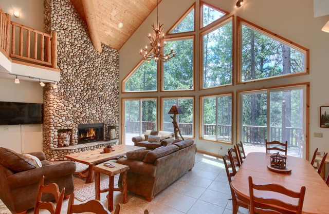 Rivercrest Lodge with Hot Tub-Pool Table-Firepit