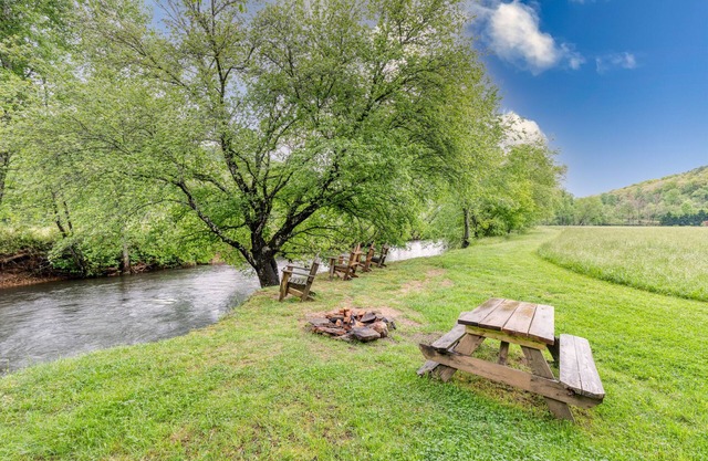 Riverfront cabin, 7 person hot tub, pool, trout fishing