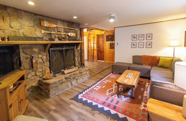 Riverfront Cabin, Ideal Location - Family and Pet Friendly w/Hot Tub!