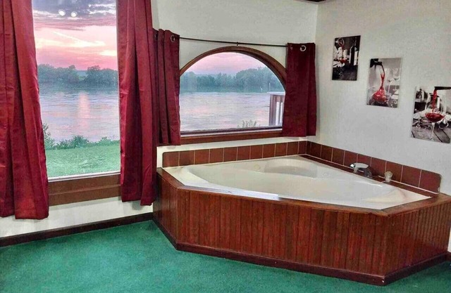 Riverfront Cabin w/Jacuzzi View