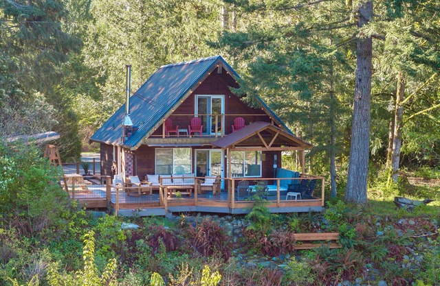 Riverfront Cabin w/Views-Hot Tub,AC,Pets