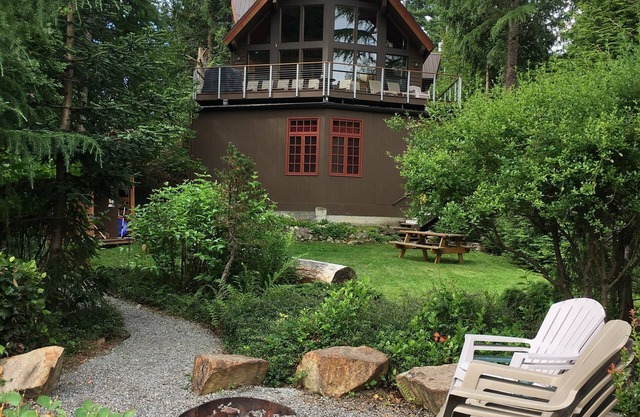 Riverfront Chalet with Spectacular View in Cascade Mountains of Stevens Pass