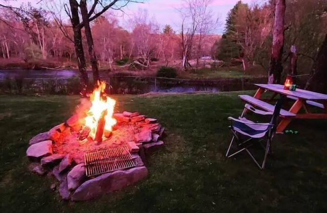 Riverfront cottage. Hiking, fishing, relaxing, pet friendly !