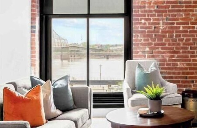 Riverfront DWTN Loft - W/D- Gated Parking