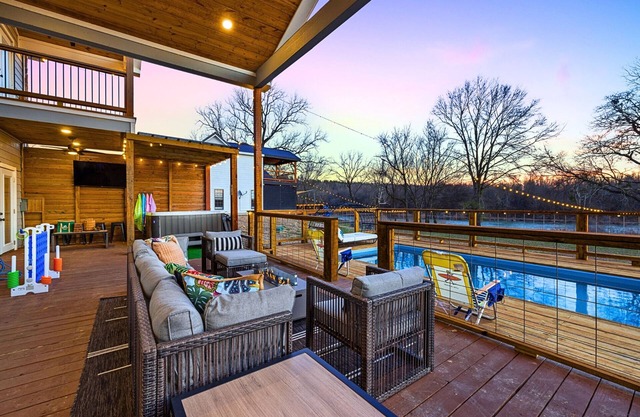 Riverfront + Heated Pool, Pool Table, Kayaks, Fishing | EV