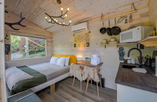 Riverfront, Hiking, Fishing, 20 min to Smoky Mtns!