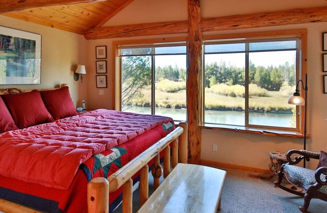 Riverfront Mountain View I Sleeps 24 I Hot Tub