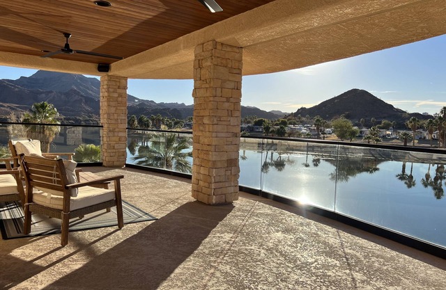 Riverfront with private dock, river views from every room & arcade games!