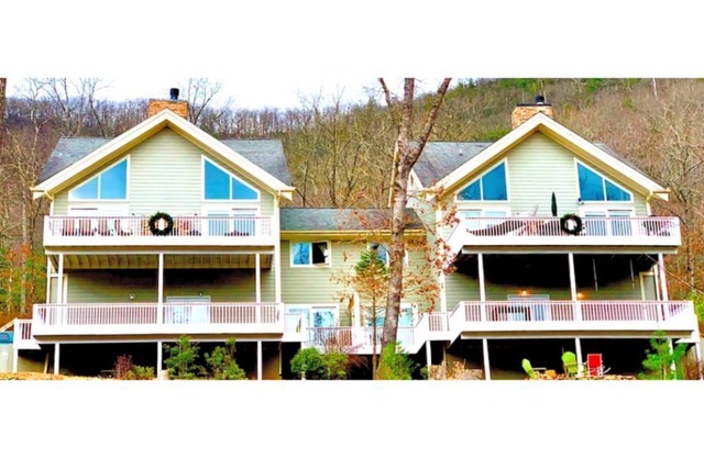 Riverrun Retreat Vacation Home -Multi family/group. Mt. Mitchell Views