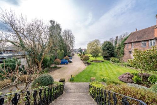 Riverside 1 Bed Basement Flat near Hampton Court Palace